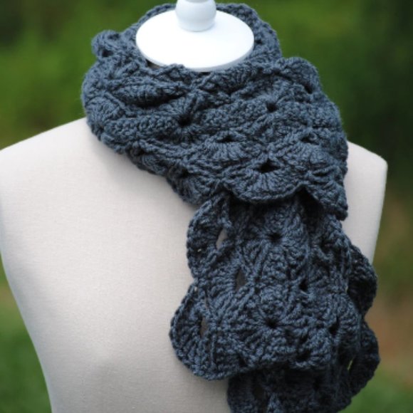 Crochet Charcoal Circle Scarf/New - Picture 2 of 4